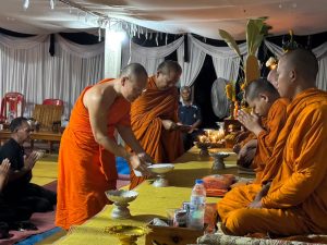 พระมหาเสรีชน นริสฺสโร ดร. รักษาการรองผู้อำนวยการสถาบันวิจัยพุทธศาสตร์ ป็นประธานและร่วมงานบำเพ็ญกุศลศพสวดพระอภิธรรม คืนที่ 2 คุณแม่มูล สมเพ็ชร อายุ 93 ปี (พ.ศ.2476-2569) โยมมารดาบุคลากรสถาบันวิจัยพุทธศาสตร์ (พระมหาบุญยืน ญาณโสภโณ)